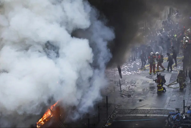  فرنسا: الغلاء يفجّر الشوارع وتوقيف أكثر من 1800 شخص