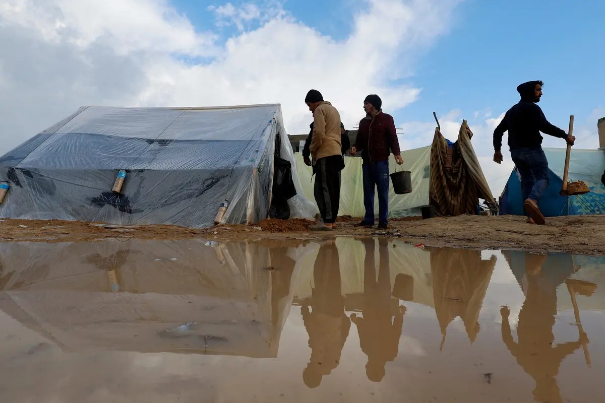 الشتاء يفاقم المعاناة في غزة: أمواج البحر تقتحم خيام النازحين 