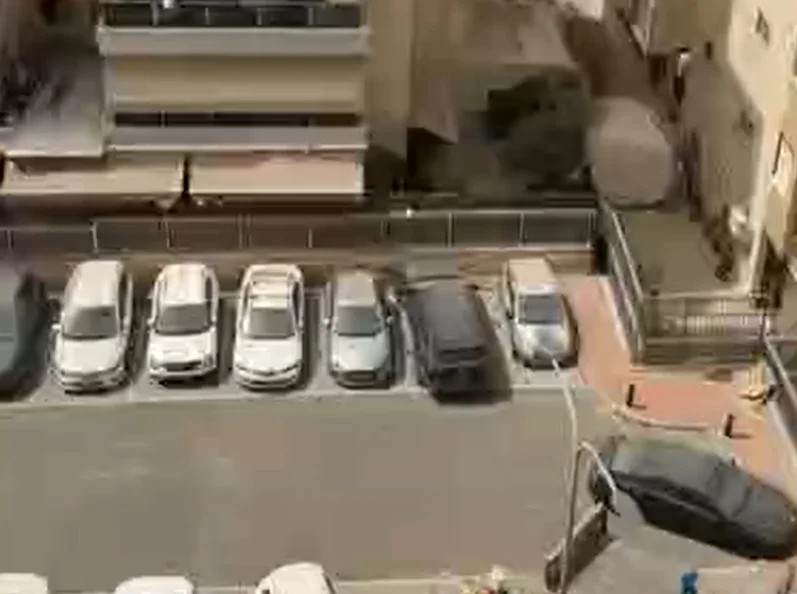 دمار في مبنيين في 