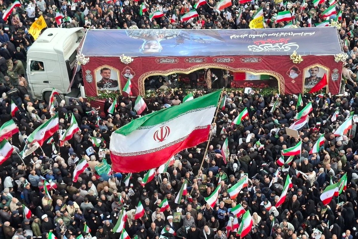 الإيرانيون يُشيّعون الشهيد الادميرال تنكسيري في طهران