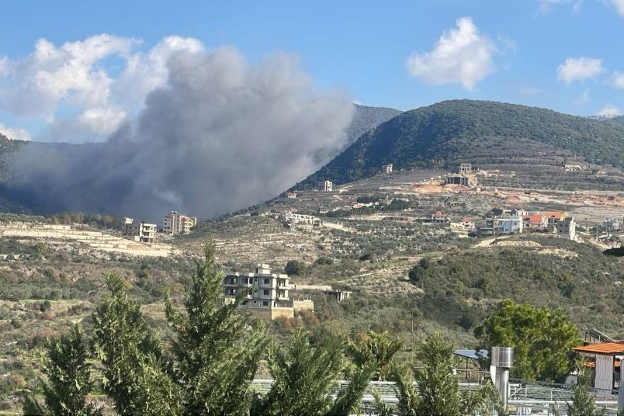 الطيران الحربي الصهيوني يستهدف بغارات عنيفة مناطق واسعة في الجنوب 