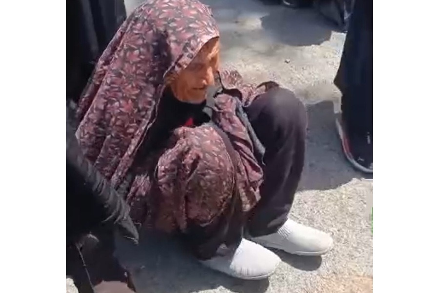 فيديو: معمّرة إيرانية تشارك في مسيرة تشييع القائد رغم تقدّمها في السن