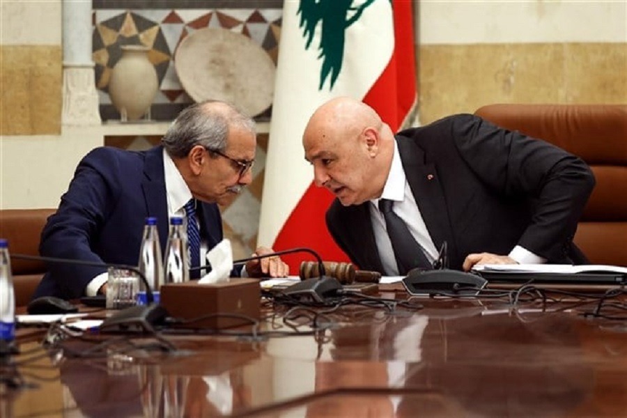 عون مدافعًا عن 