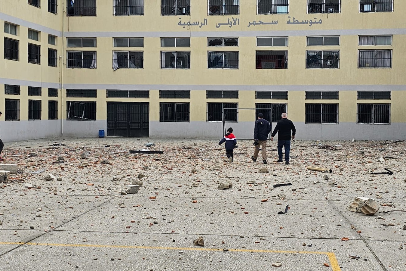 متوسطة سحمر الرسمية الأولى.. صرحٌ تربوي تحت الركام و1400 تلميذ ضحايا إرهاب متنقل