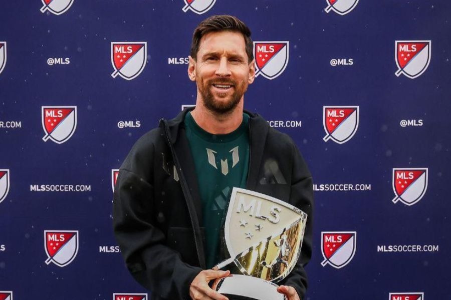 ميسي يتوّج بجائزة أفضل لاعب في الدوري الأميركي