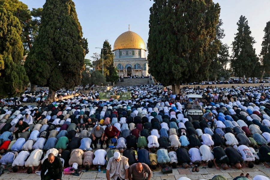 رغم القيود والتضييق.. 80 ألف مصلٍّ يؤدّون صلاة العيد في المسجد الأقصى