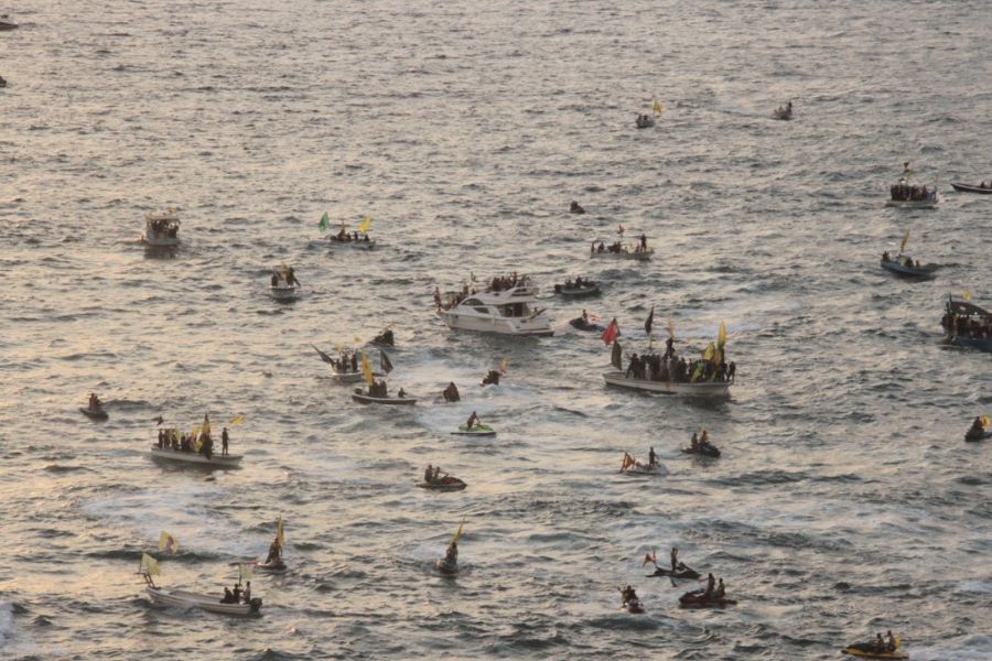 حشود جماهيرية كبيرة تشارك في إضاءة صخرة الروشة بصور السيدين نصر الله وصفي الدين