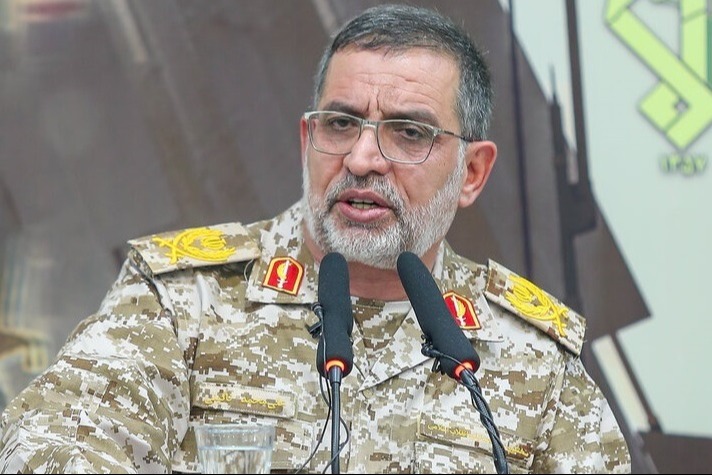 اللواء نائيني رداً على ترامب: ننتظر البحرية الأميركية وحاملة الطائرات في مضيق هرمز 