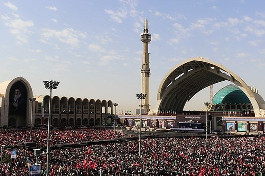 طوفان بشري في وداع القائد.. الملايين يتدفقون إلى مصلّى طهران لتشييع الإمام