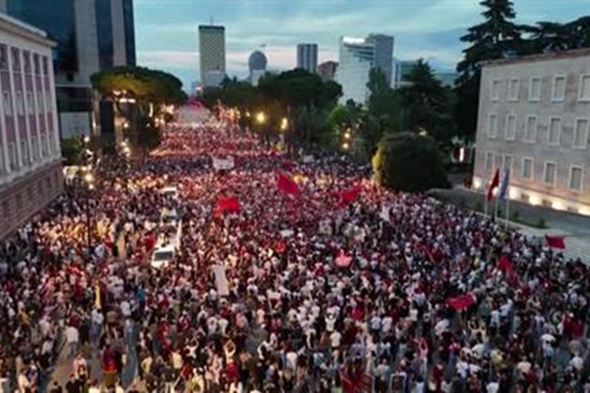 البانيا | آلاف يتظاهرون ضد مشروع سياحي مرتبط بعائلة ترامب