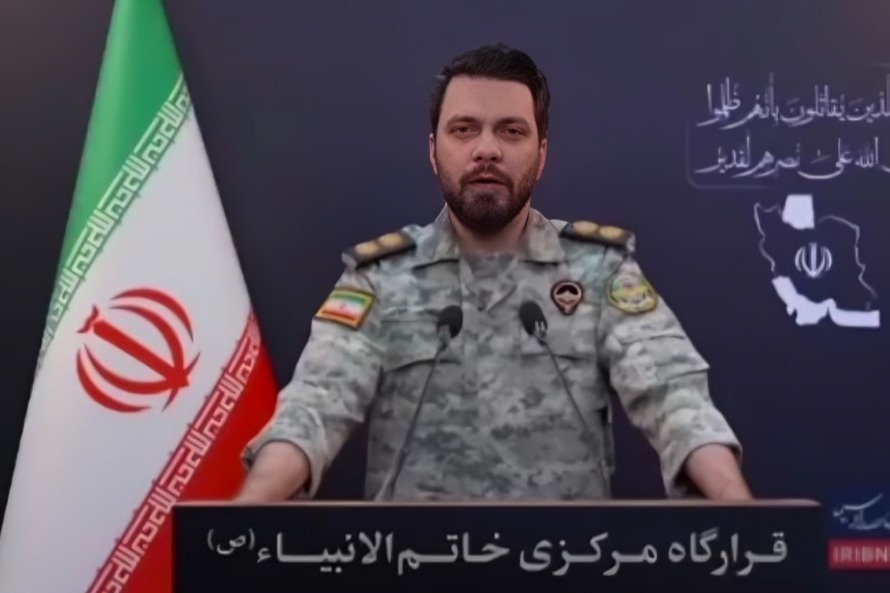 متحدث باسم مقر خاتم الأنبياء: الأعداء واهمون بهزيمة إيران عبر اغتيال الإمام الخامنئي