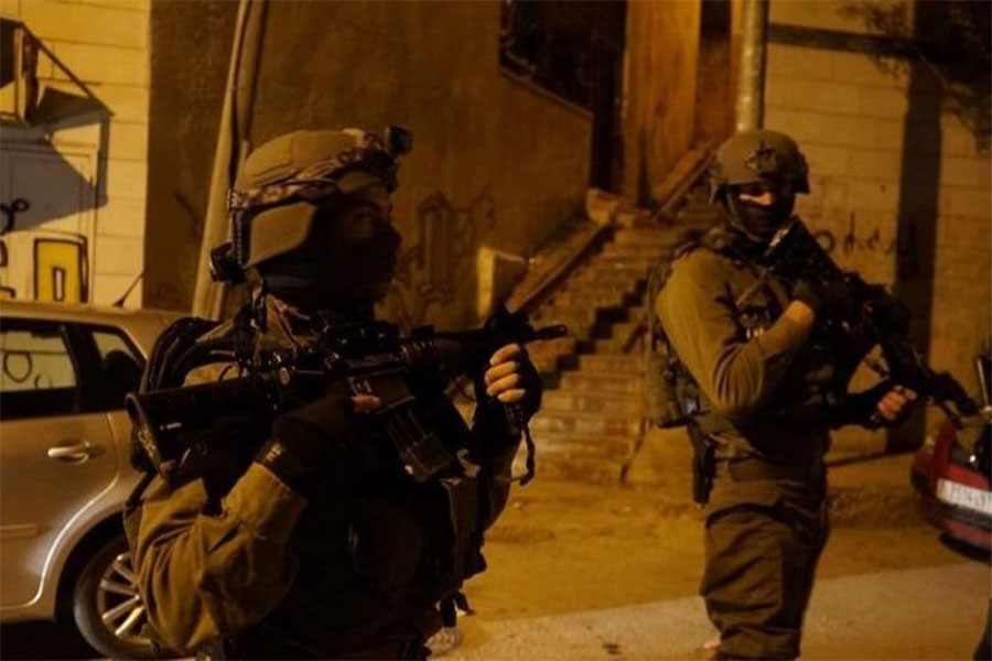 سلسلة اقتحامات واعتداءات تطال بلدات ومدن فلسطينية في الضفة الغربية