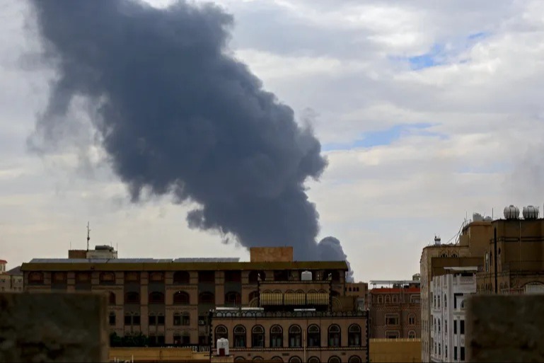 وزارة النقل اليمنية: استهداف مطار صنعاء تصعيد سعودي خطير ولن يمر دون رد