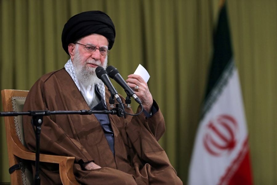 الإعلام في رؤية الإمام الخامنئي: من الدفاع إلى صناعة المبادرة في مواجهة العدو