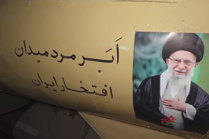 مشاهد لهجمات القوات البحرية والجو-فضائية التابعة له فجرا رداً على العدوان الأميركي