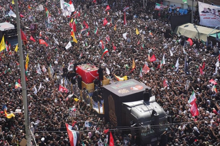أوفياء العراق في ساحة ثورة العشرين خلال مراسم تشييع الإمام الشهيد