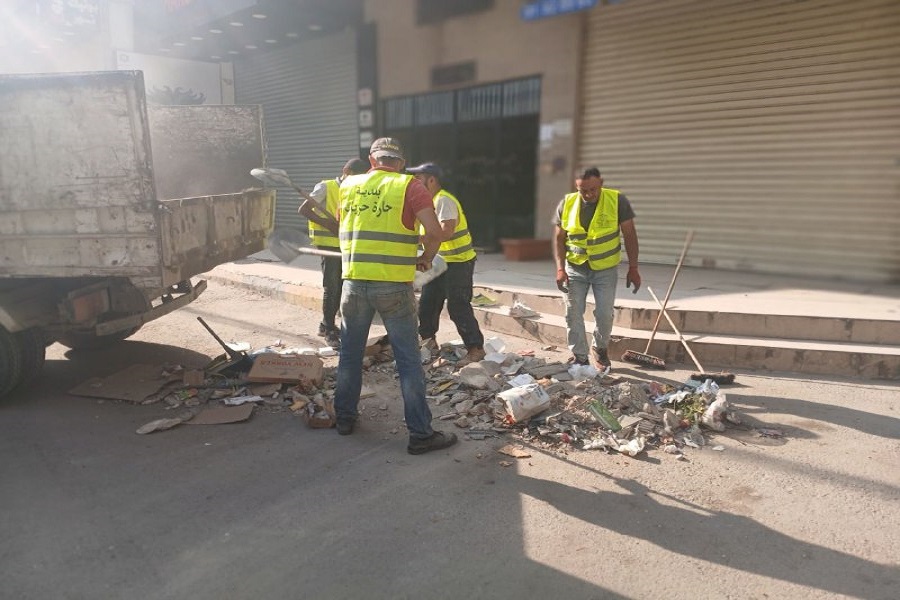 بلدية حارة حريك تواصل إزالة آثار العدوان الصهيوني الأخير