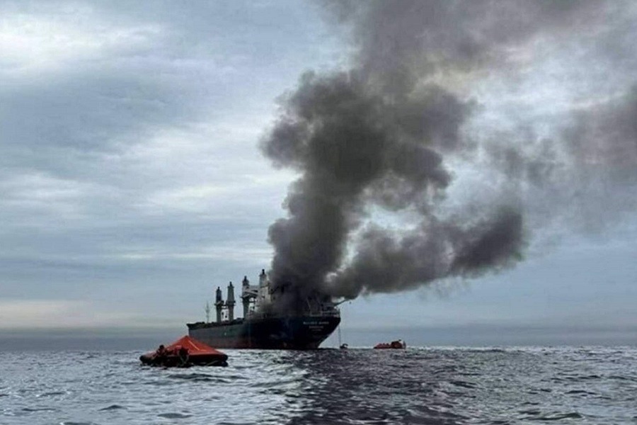 اشتعال النار في سفينة قرب سواحل عُمان