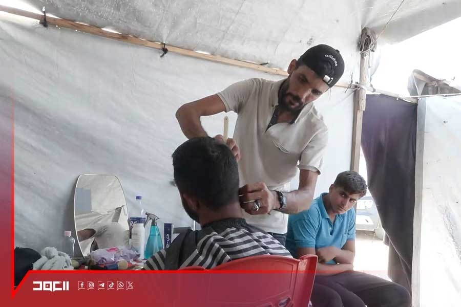 لم تمنعه الإعاقة... حلاق فلسطيني يحوّل خيمته إلى صالون