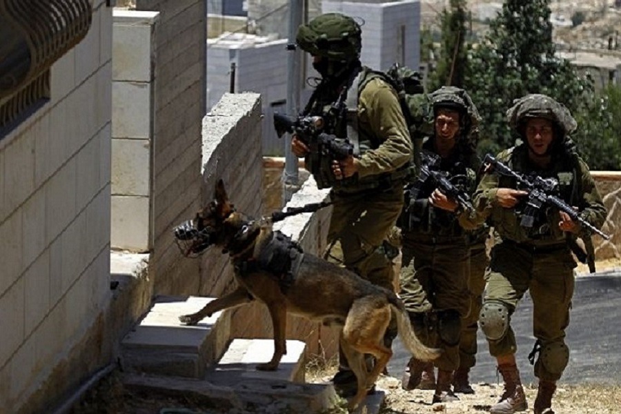 قوات الاحتلال تشنّ حملة مداهمات واعتقالات واسعة في الضفّة الغربية المحتلة