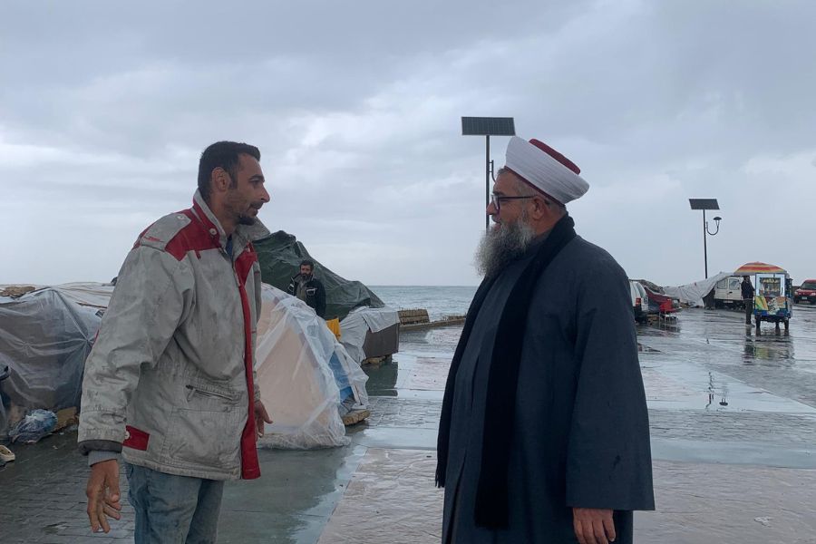 لبنان| الشيخ حسام العيلاني تفقد النازحين على الكورنيش البحري لمدينة صيدا
