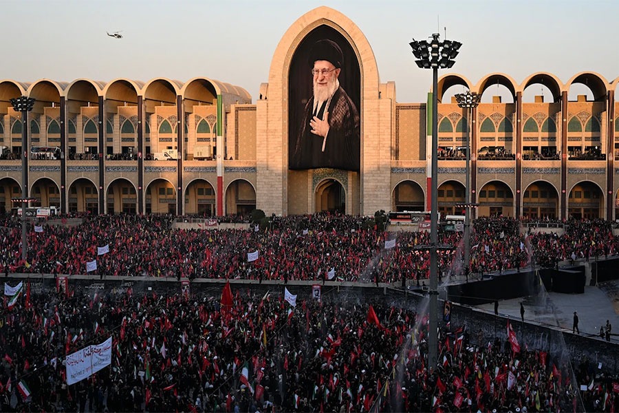 طهران تودّع باني الدولة: هكذا منَع خامنئي سقوط إيران