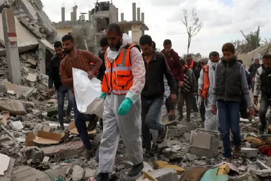 انتشال جثامين 14 شهيدًا من تحت أنقاض منزل في خان يونس