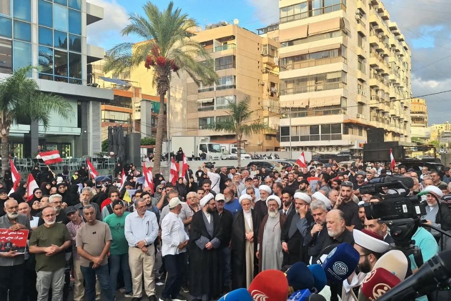 بالصور| وقفة احتجاجية أمام المجلس الشيعي رفضًا لاستمرار منع الرحلات بين لبنان وإيران