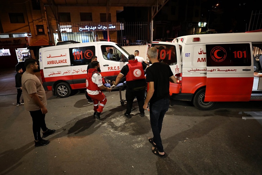 سيارة إسعاف تنقل فلسطينيين مصابين باعتداء مستوطنين على بلدة دير دبوان شرق رام الله 