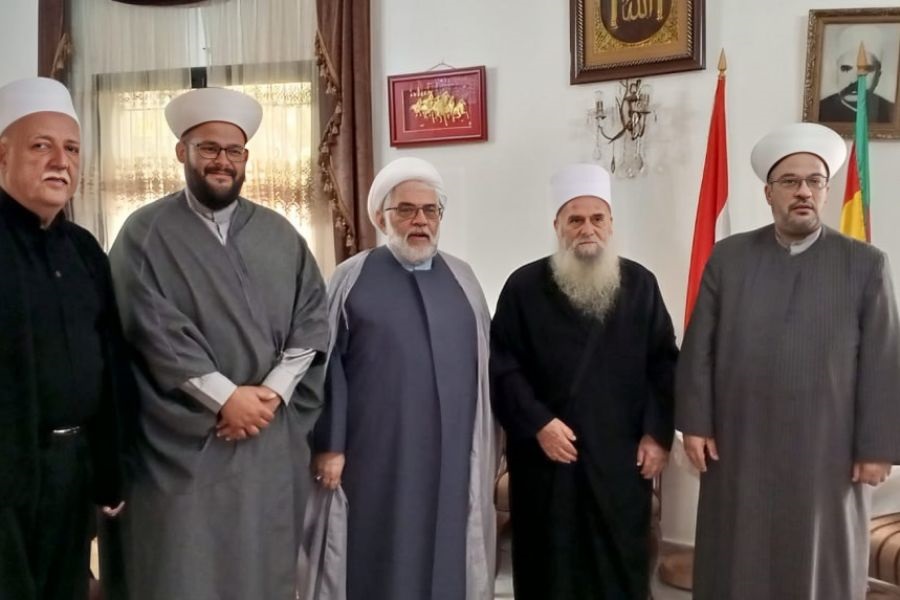 الشيخ الغريب مستقبلًا وفد 