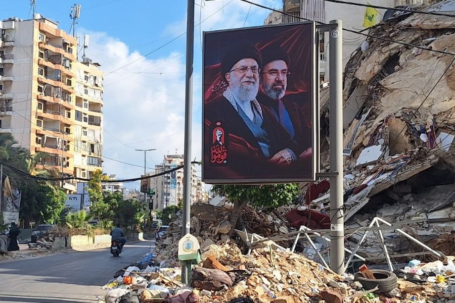 صور الإمام الخامنئي (رض) وقادة المقاومة تملأ طريق المطار وشوارع الضاحية الجنوبية