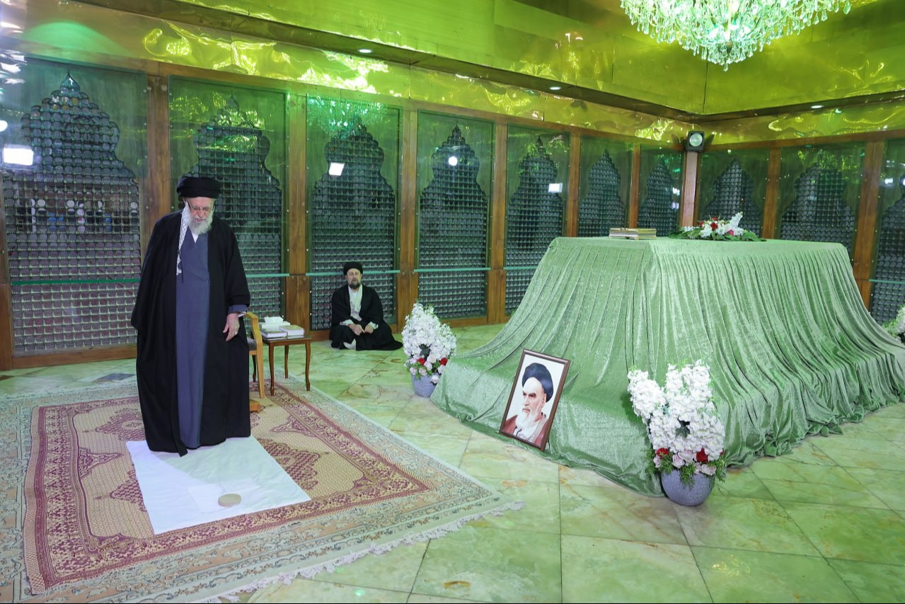 بالصور| الامام الخامنئي يزور مرقد الامام الخميني (قد)