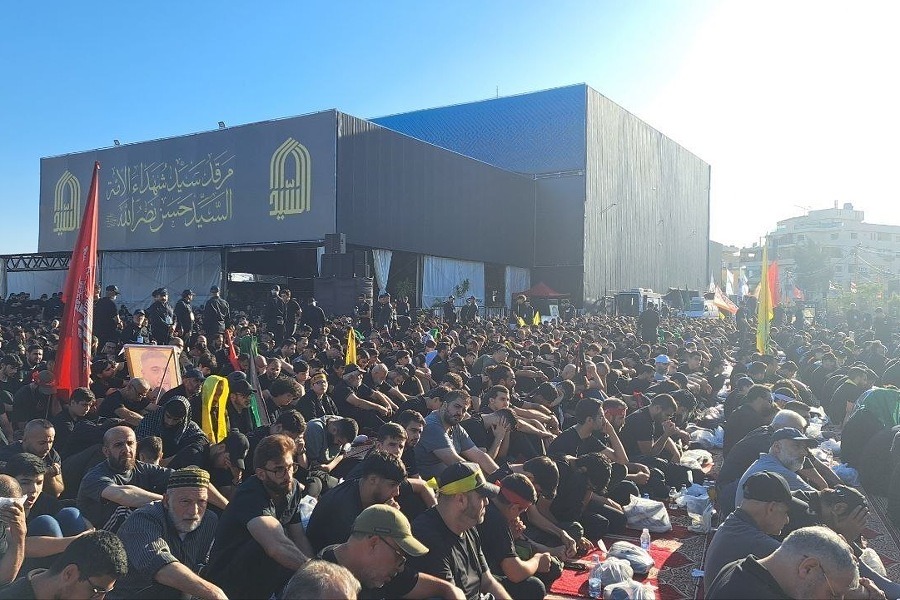 بالصور: إحياء المسيرة العاشورائية المركزية في مرقد سيد شهداء الأمة