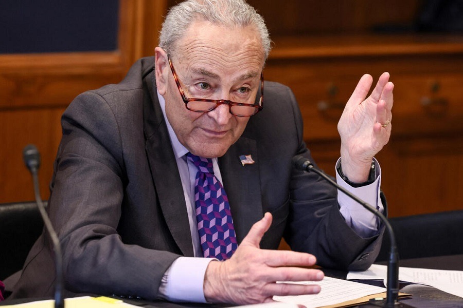 زعيم الأقلية في مجلس الشيوخ يدعو إلى تصويت جديد على صلاحيات ترامب