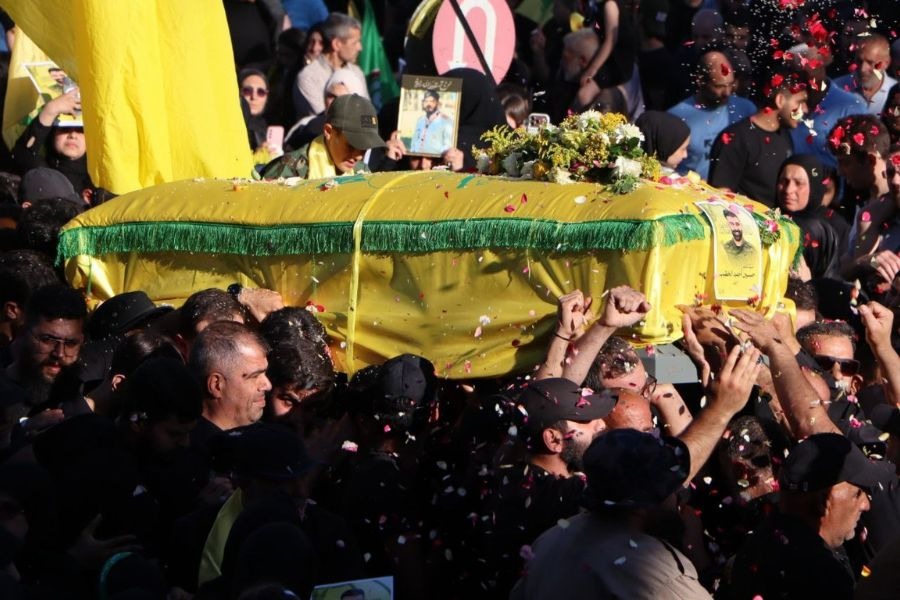 حزب الله وأهالي بلدة تمنين التحتا البقاعية شيعوا الشهيد حسين الخطيب بموكب حاشد