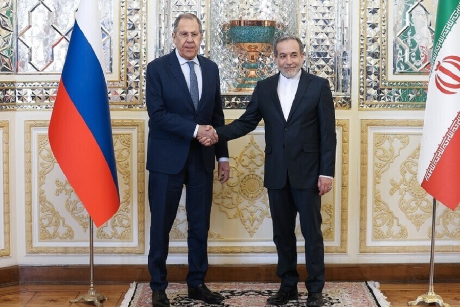 اتصال إيراني روسي يبحث التصعيد.. عراقجي يتمسك بحق الدفاع ولافروف يدين العدوان