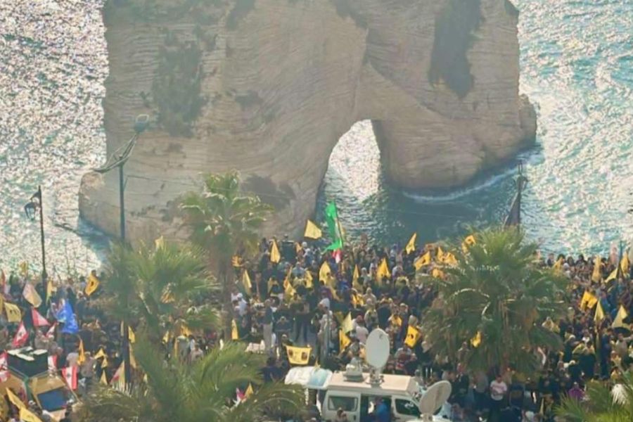 حشود تتوافد للمشاركة في إضاءة صخرة الروشة بصورة السيدَين نصر الله وصفي الدين