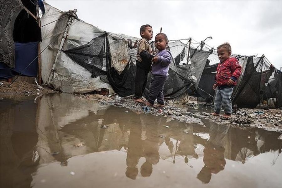 الشتاء يقترب من غزّة.. والنازحون بين البرد والجوع والمجهول