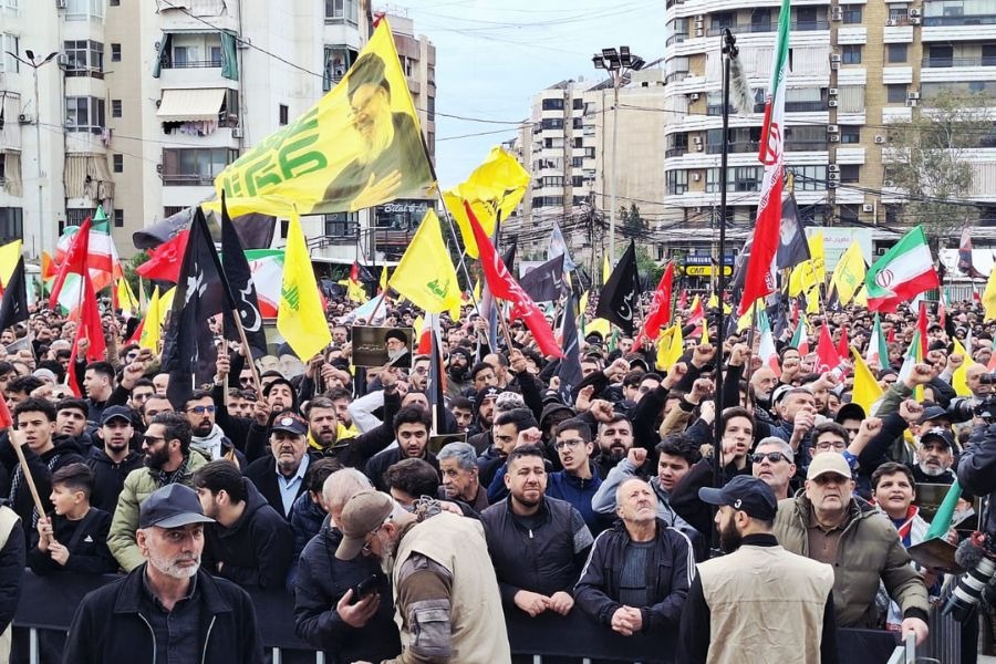  بالصور| طوفان المحبين في باحة عاشوراء يجدّد العهد لقائد الأمة الشهيد الخامنئ