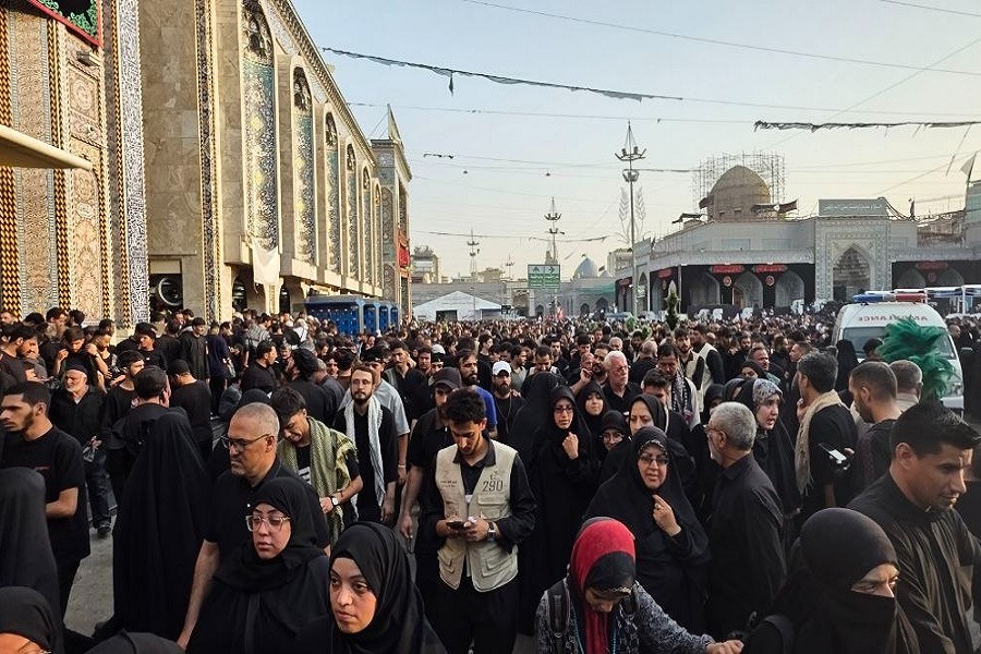 بالصور| حركة الزائرين و المواكب الحسينية داخل صحن الإمام الحسين (ع) ليلة الأربعين