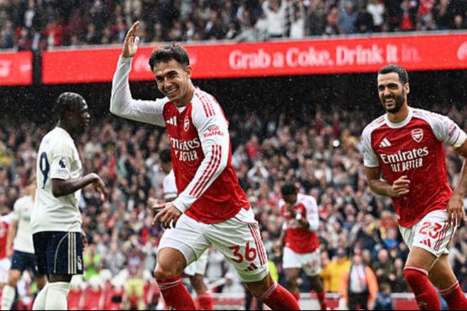 آرسنال يكتسح سندرلاند بثلاثية ويحلق في صدارة الدوري الإنكليزي