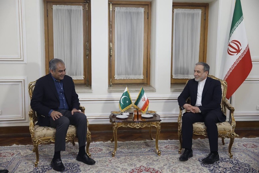 نقوي في طهران ويسلم عراقجي رسالة موجهة إلى السيد الخامنئي
