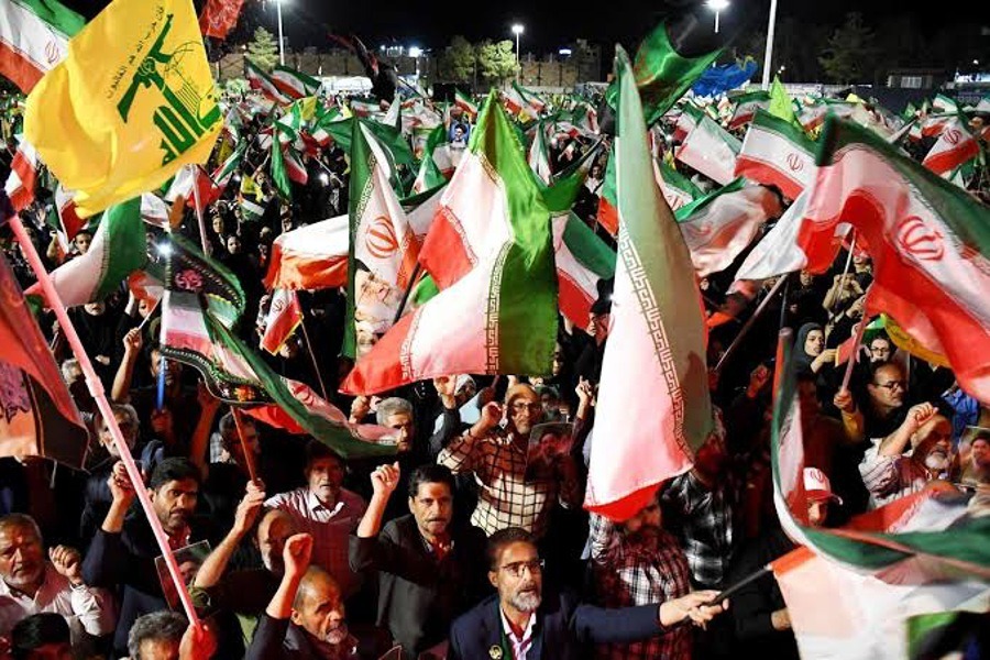 الإيرانيون يتضامنون مع الشعب اللبناني