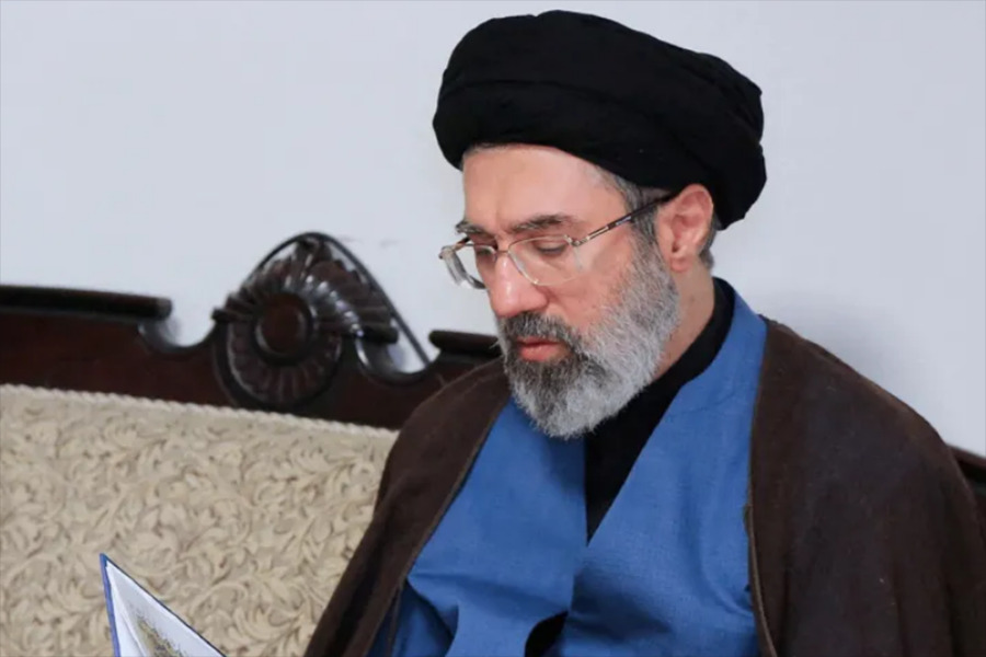 السيد مجبتى الخامنئي: عدو إيران يسعى إلى خلق انقسامات داخلية بعد هزيمته في المعركة