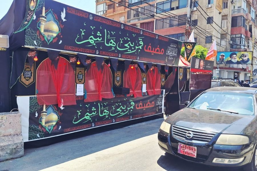 بالصور| رفع الرايات العاشورائية في الضاحية الجنوبية لبيروت إيذانًا ببدء شهر محرم