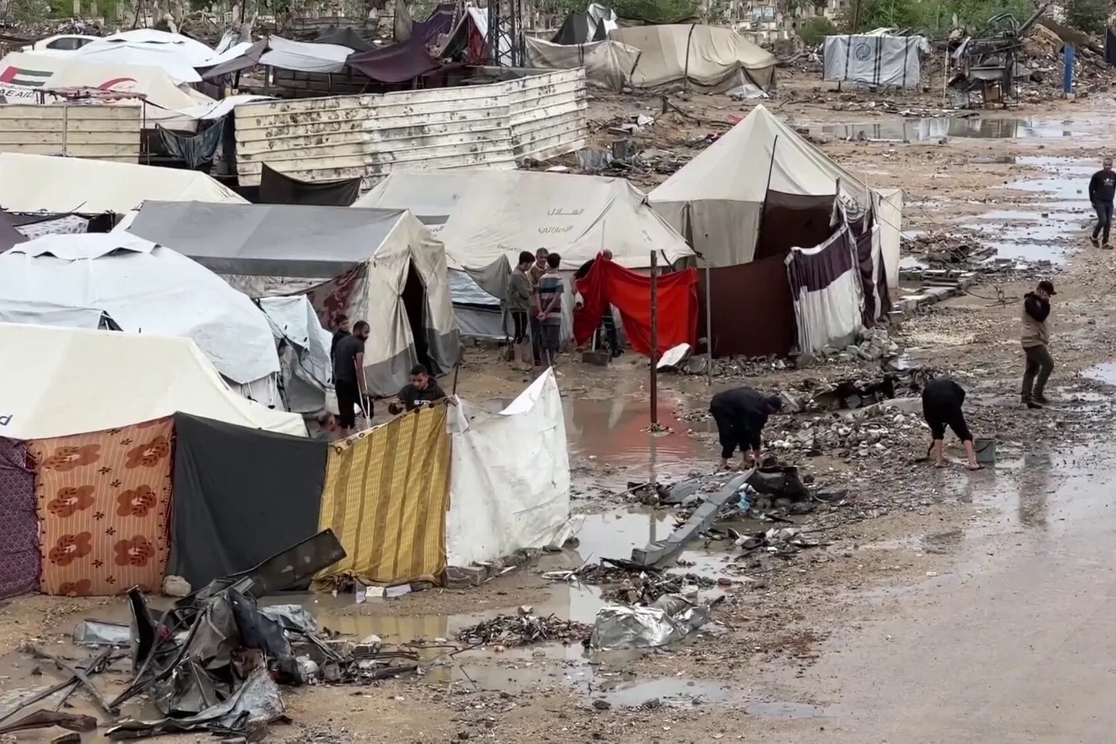 المنخفض الجوي يزيد مأساة النازحين في غزة