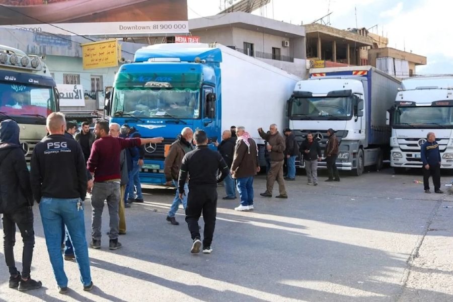 الشاحنات اللبنانية تحت رحمة القرارات السورية