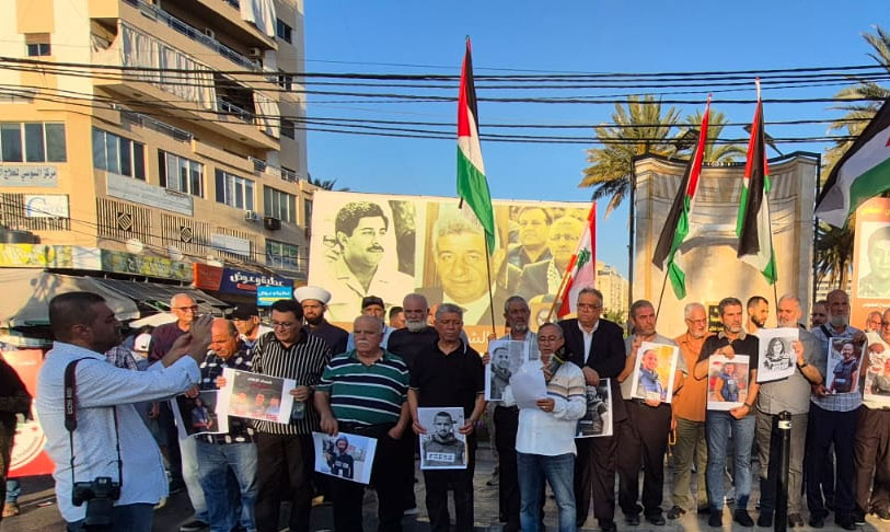وقفة تضامنية في صيدا تنديدًا باستهداف الإعلاميين الفلسطينيين واللبنانيين