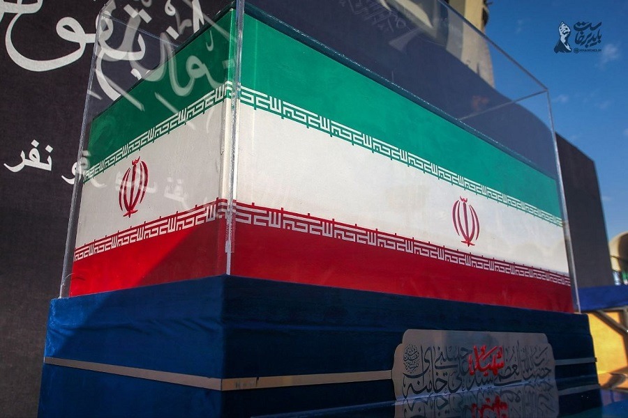 بالصورة | اللقطة الأقرب للجثمان الطاهر لقائد الثورة الإسلامية الشهيد آية الله العظمى الإمام السيد علي الخامنئي (قدس الله نفسه الزكية) في مصلى الإمام الخميني (قده)
