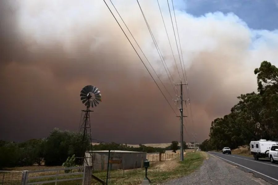 حرائق الغابات في أستراليا تدمّر منازل وتقطع الكهرباء عن عشرات الآلاف